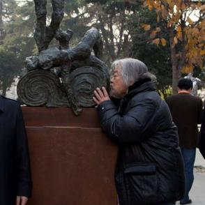 侨福集团向南京艺术学院   捐赠两件达利雕塑作品及九位中国当代艺术家雕塑作品