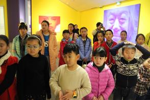 “曲院风荷”儿童美术培训机构来参观“鲨鱼工坊”和“灵魂”姜亨九个展