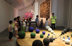 “午行云雀”学员和家长参观“五蕴”崔正化个展